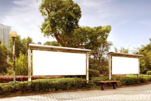 Weiße Plakatwand im Park — Stockfoto