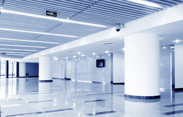 Moderne Halle im Bürozentrum — Stockfoto