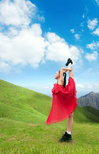 Dancing girl in the mountains — Stock Photo, Image