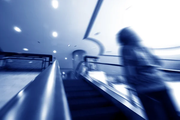 Señora negocio de escaleras mecánicas — Foto de Stock