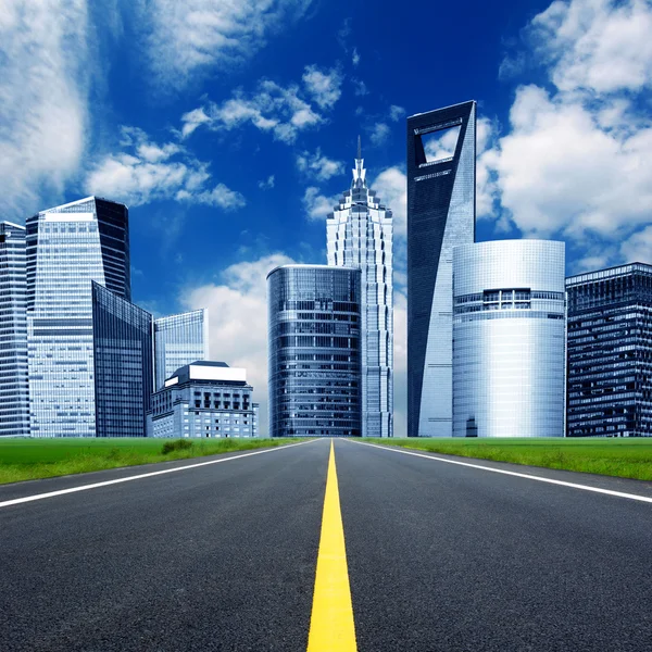 Autopista en dirección a la ciudad — Foto de Stock