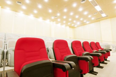 parlak kırmızı stadyum koltukları