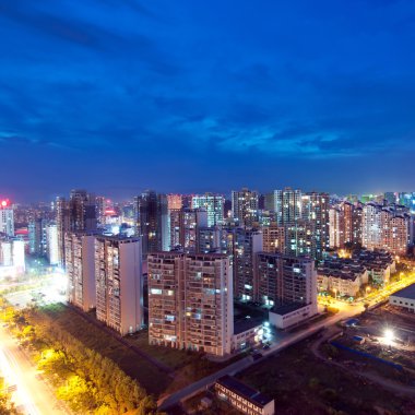 Gece apartman binası.