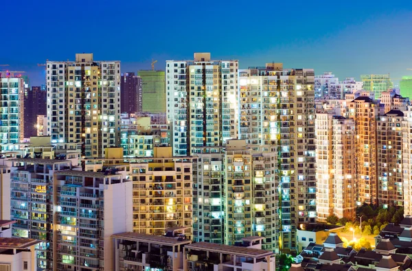 Edificio de apartamentos por la noche —  Fotos de Stock