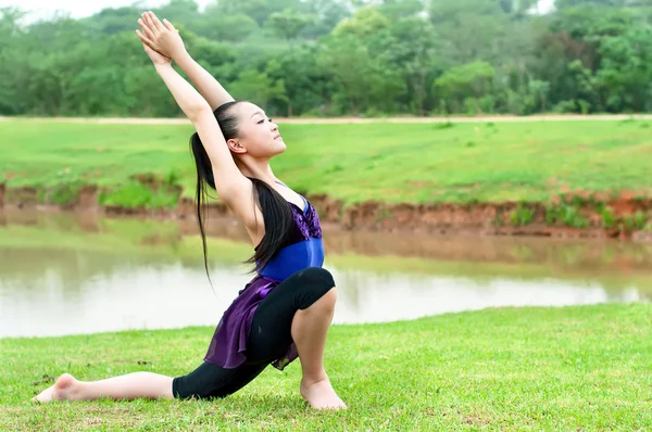 Yoga menina — Fotografia de Stock