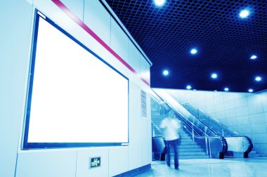 metroya istasyonunda boş reklamlar