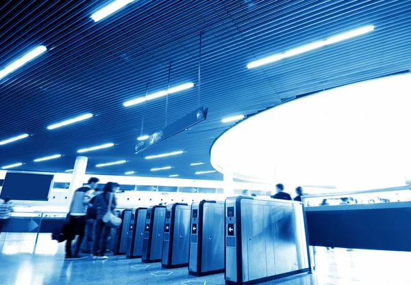 Passagiers in metrostations — Stockfoto