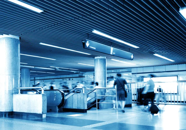 yolcular metro istasyonlarında