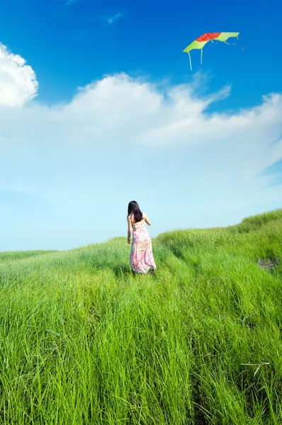 Girl flying a kite on the prairie — Stock Photo, Image