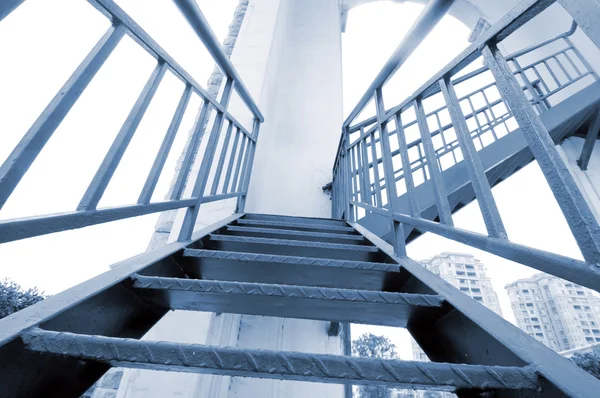 Moderna grå trappa utanför byggnader — Stockfoto