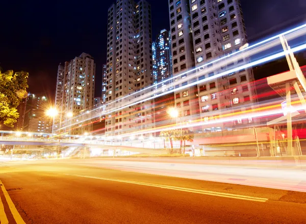 Trilhas de luz da estrada da cidade — Fotografia de Stock