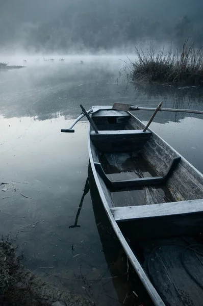 Утренний туман в лодке — стоковое фото
