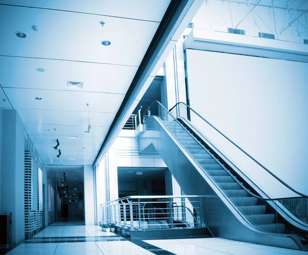 Эскалаторы и коридоры — стоковое фото
