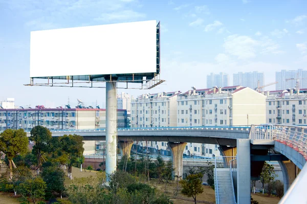 Viaduct en billboards — Stockfoto