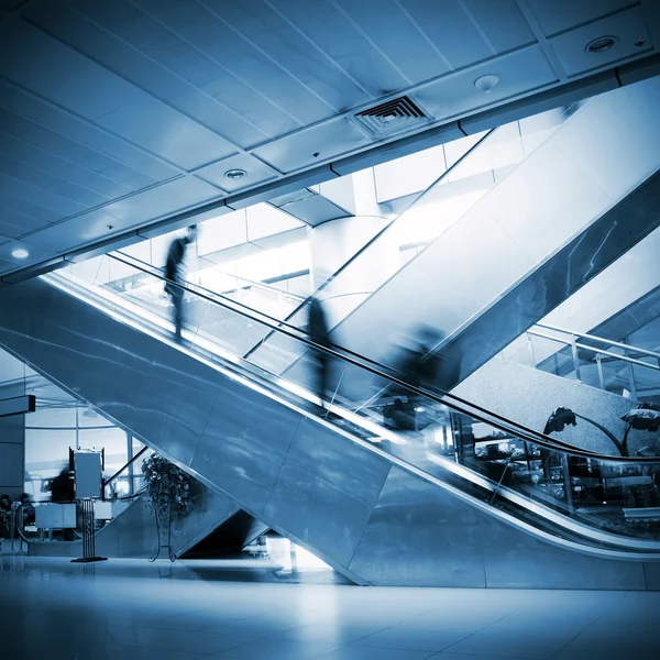 En la escalera mecánica del aeropuerto — Foto de Stock