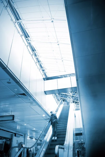 At the airport escalator — Stock Photo, Image