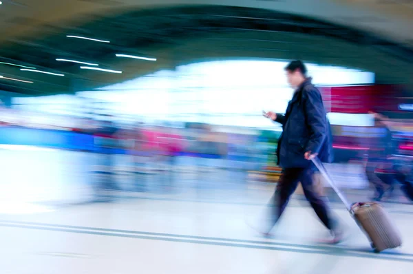 Passagerare inne på flygplatsen — Stockfoto