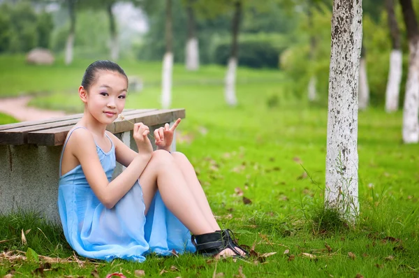 Girl sitting on the grass — Stock Photo, Image