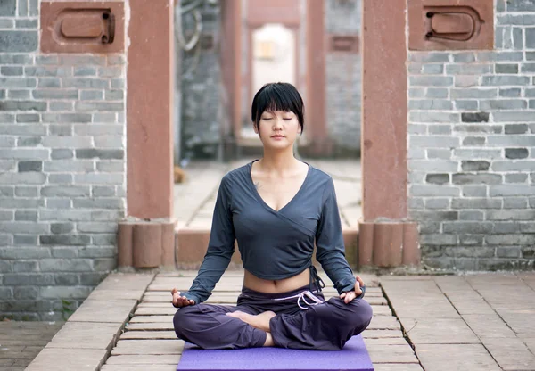 Yoga all'aperto — Foto Stock