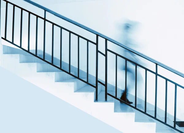 A person is under the stairs — Stock Photo, Image