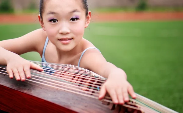 Girls and Guqin — Stock Photo, Image