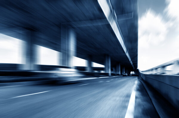 Под приподнятой дорогой
