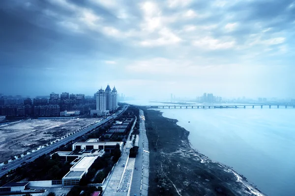 Vista panorâmica da estrada perto da cidade — Fotografia de Stock