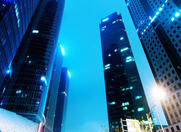 Steden van wolkenkrabbers in de nacht — Stockfoto