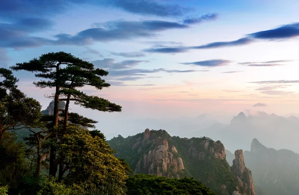 Pôr do sol crepúsculo e montanhas — Fotografia de Stock