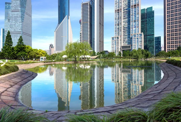 Parques e arquitetura moderna — Fotografia de Stock