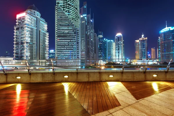 Ciudades de rascacielos por la noche — Foto de Stock