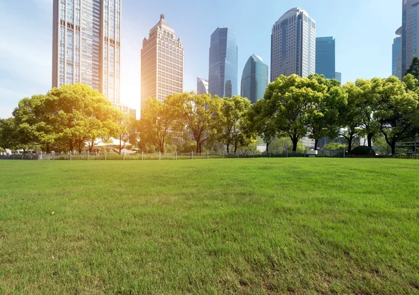 Parques e arquitetura moderna — Fotografia de Stock