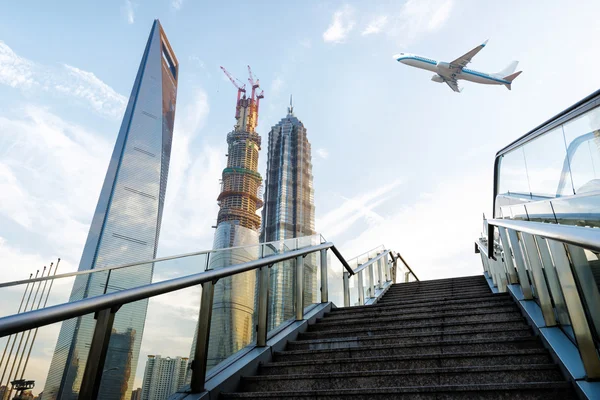 Flygplan på shanghai himlen — Stockfoto