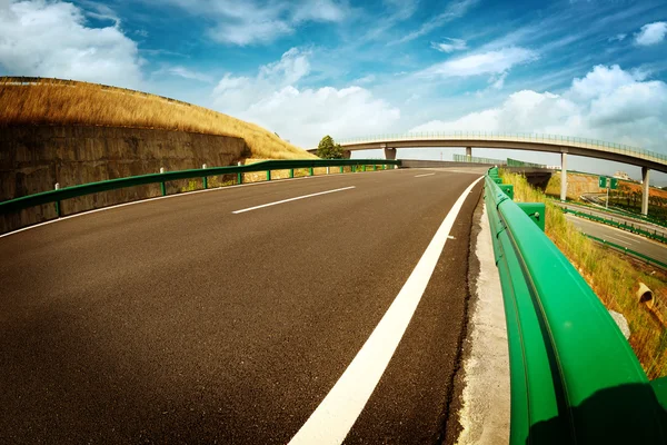 Estrada e viaduto — Fotografia de Stock