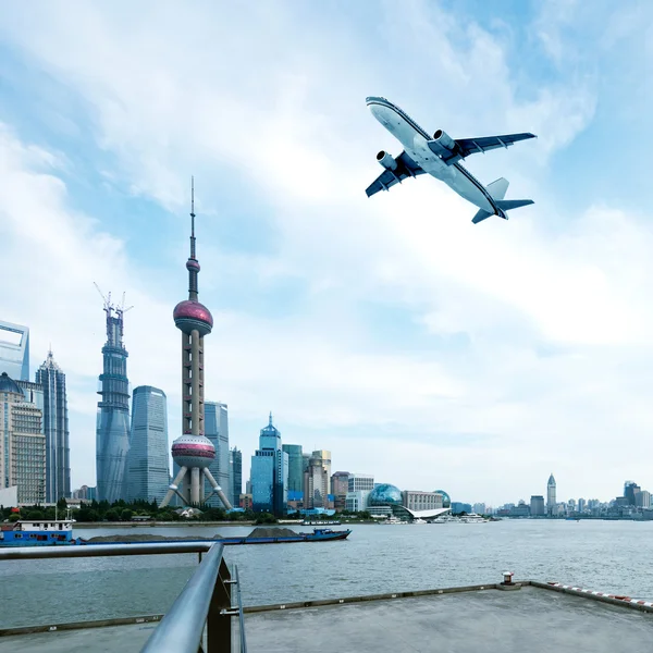 Flugzeuge am Himmel von Shanghai — Stockfoto