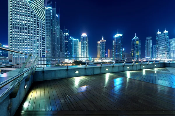 Ciudades de rascacielos por la noche — Foto de Stock
