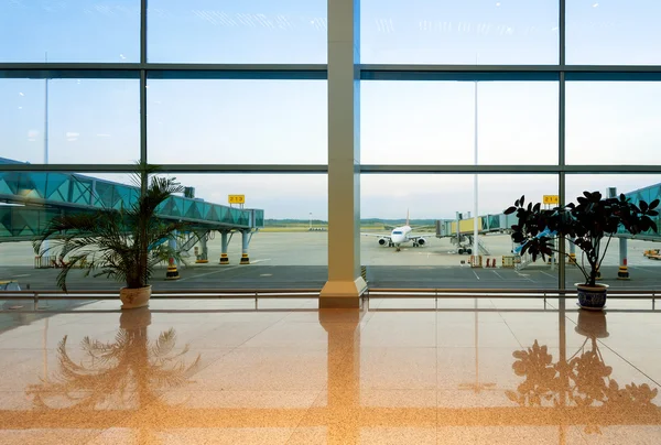 Aeroportos com grandes janelas e aeronaves — Fotografia de Stock