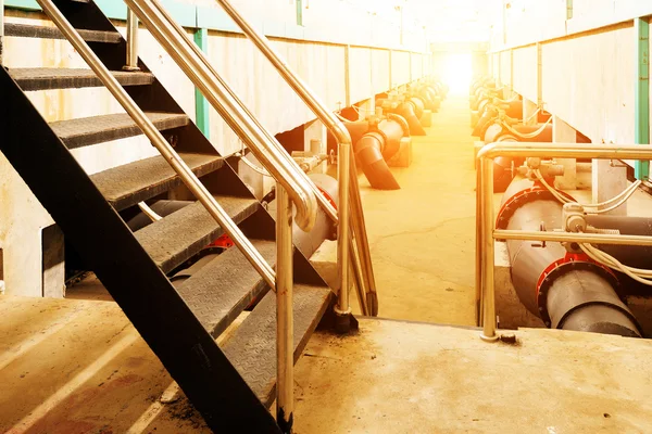 Tuyauterie d'usine de traitement des eaux usées — Photo