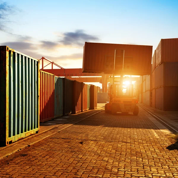 Das Containerterminal in der Abenddämmerung — Stockfoto