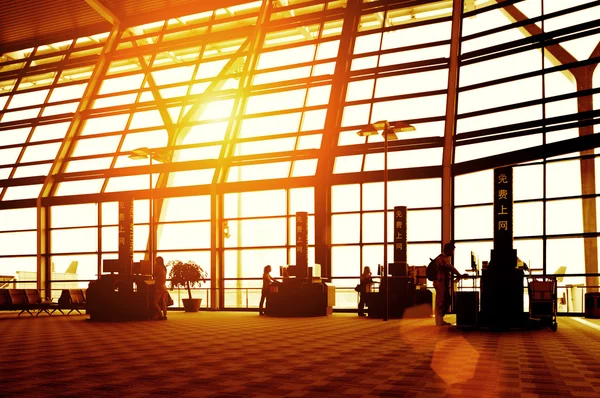 Passagiers in shanghai pudong luchthaven — Stockfoto