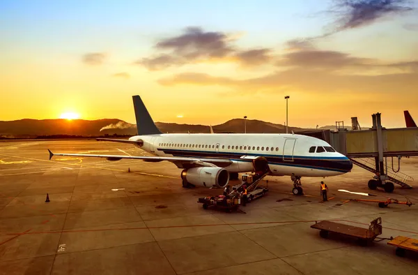 Solnedgång på flygplatsen — Stockfoto