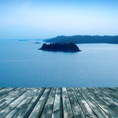 yanında deniz platformu