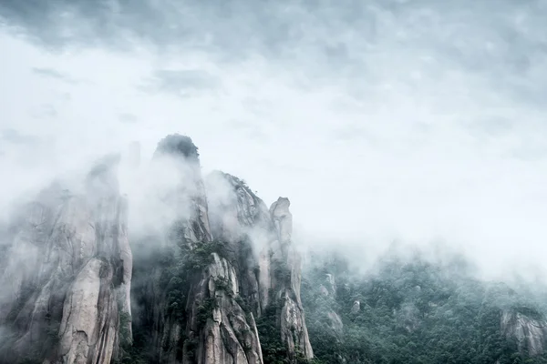 Góry mgliste — Zdjęcie stockowe