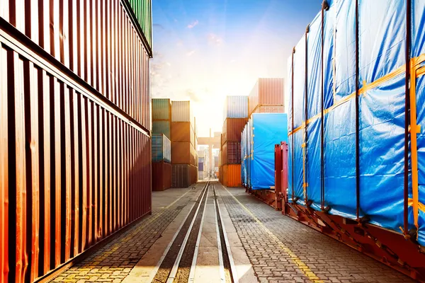 konteyner terminali alacakaranlıkta