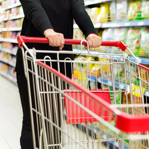 Einkaufswagen im Supermarkt — Stockfoto