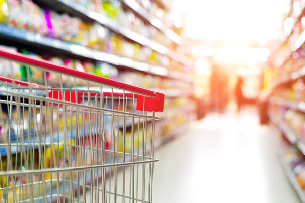 Einkaufswagen im Supermarkt Stockfoto