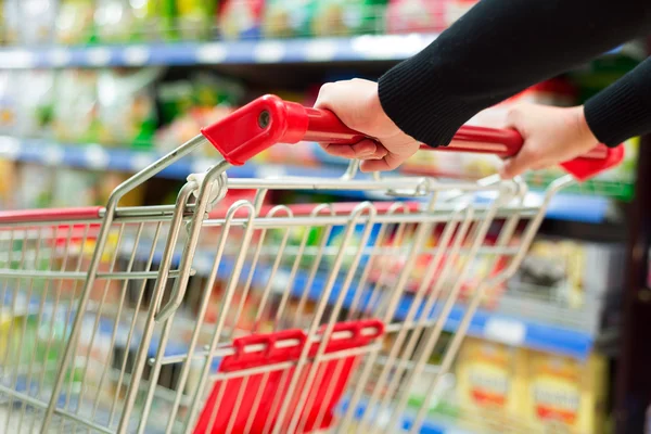 Einkaufswagen im Supermarkt — Stockfoto