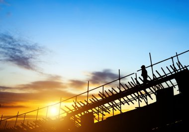 İnşaat işçileri iskelede