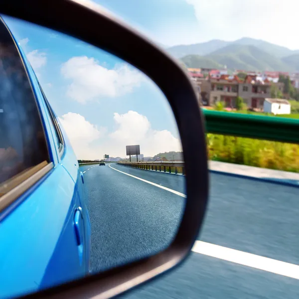 Bil backspegeln och motorvägar — Stockfoto