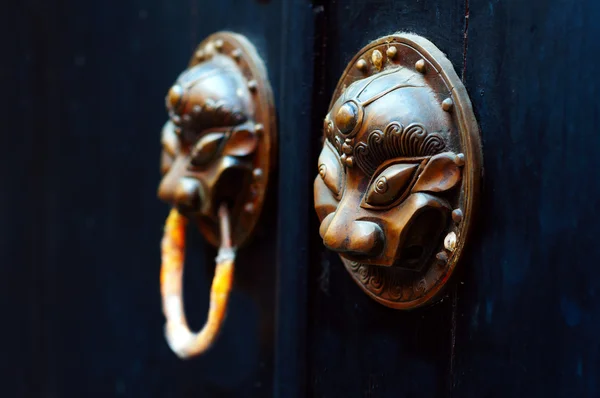 골동품 동양 문 두 들기는 사람 — 스톡 사진